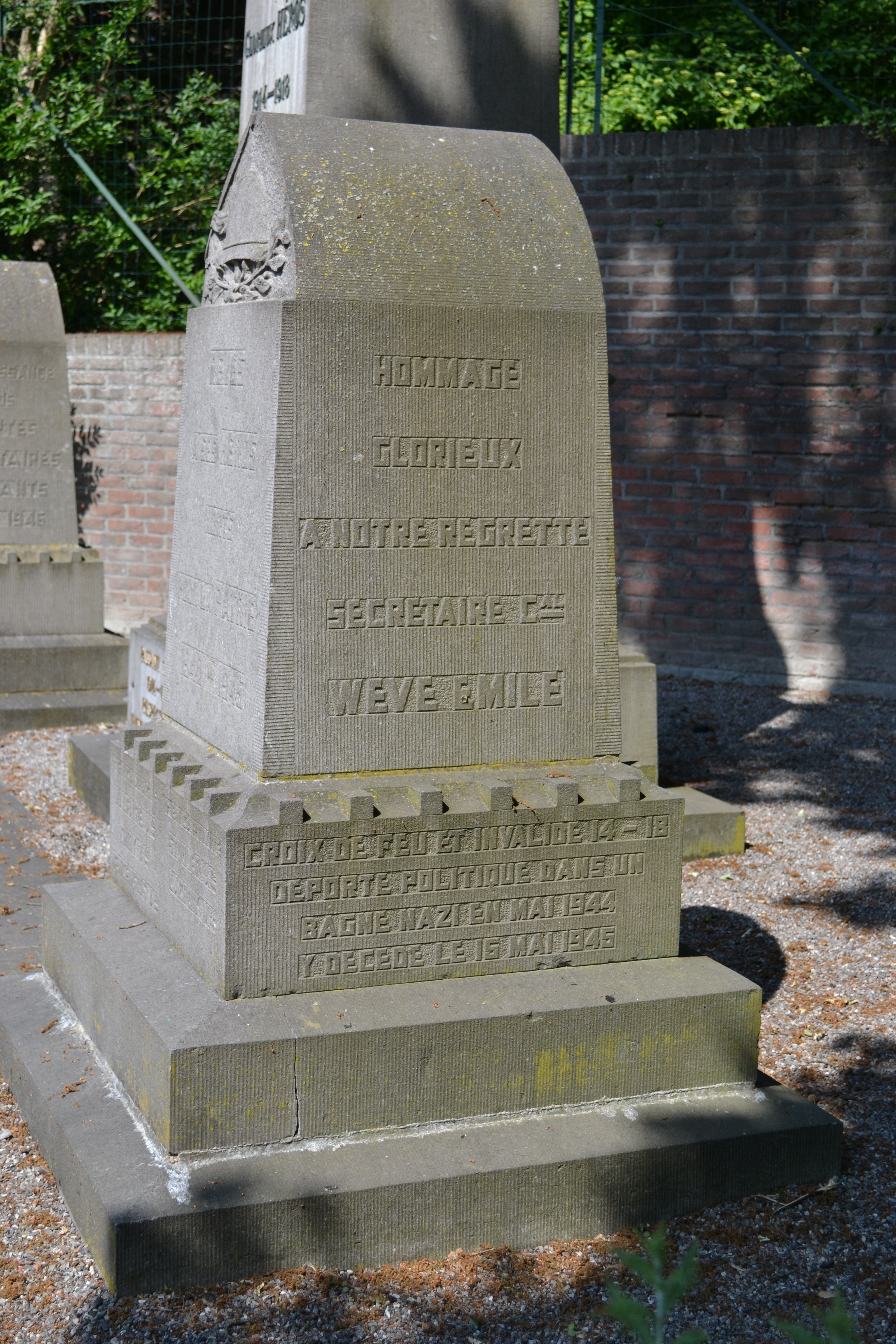 Borne à côté du monument aux morts de Rêves où le nom d'Emile Wève est indiqué.