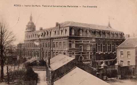 Ce point de vue offre un bel aperçu de la chapelle et de l’entrée de la propriété.