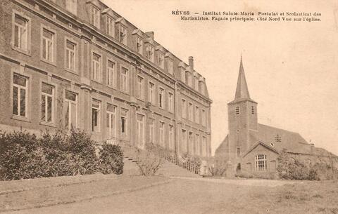 Aperçu sur l’église du village et un bâtiment se trouvant là où aujourd’hui se dresse celui des secondaires.