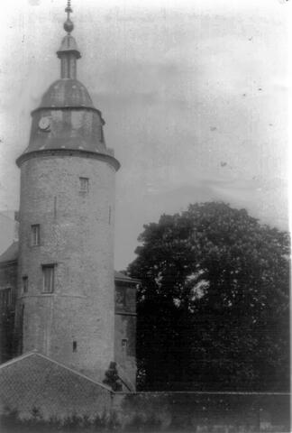 La tour, sa toiture et l’horloge.