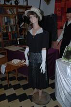 Mannequin femme avec jupe, chemisier et chapeau