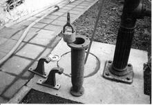 Les éléments de la pompe: tuyau d'aspiration, les deux soutiens du bras de pompe et le seau et corps de pompe   (Photo: Bénédicte Vivier)